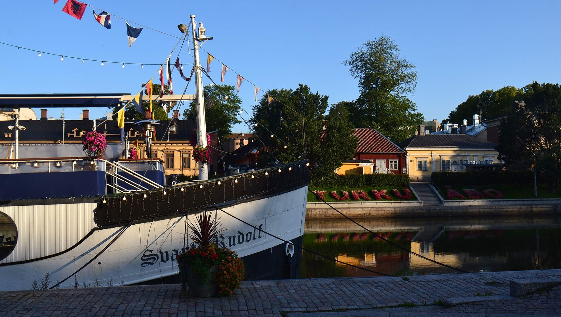 Svarte Rudolf ankrade bredvid Aurafloden, där vårblommor stavar stadens namn.