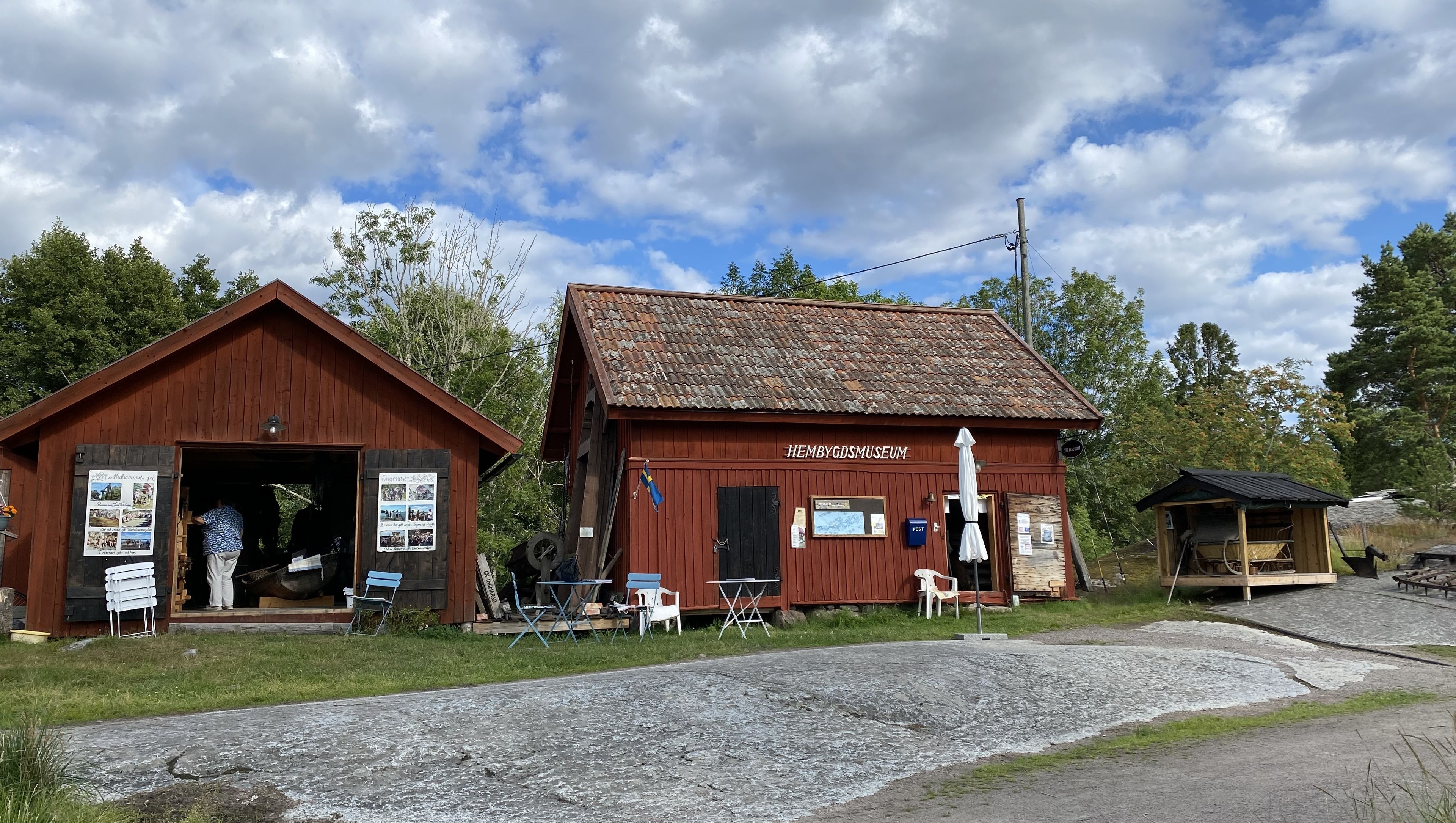 Två röda stugor som är Ingmarsö Hembygdsmuseum.