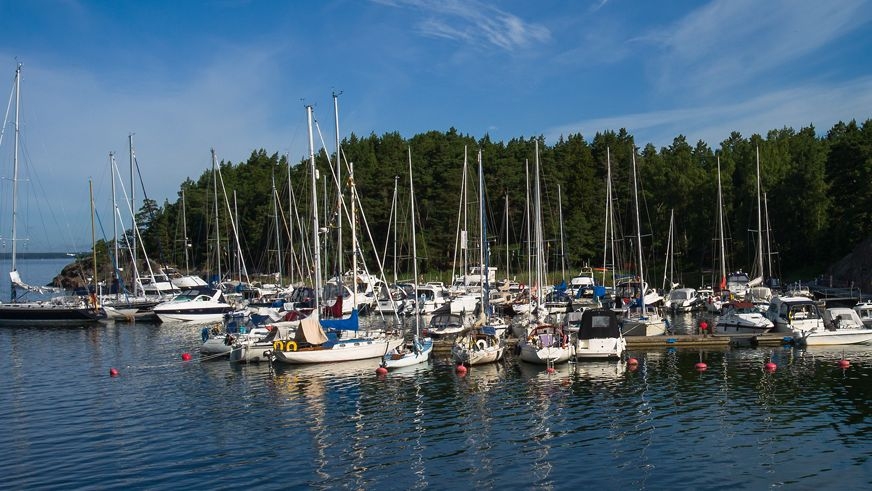 Hamn med båtar