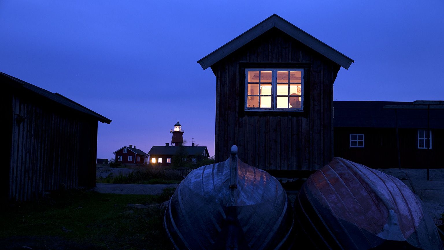 Ett hus som syns i mörkret på Svenska högarna.