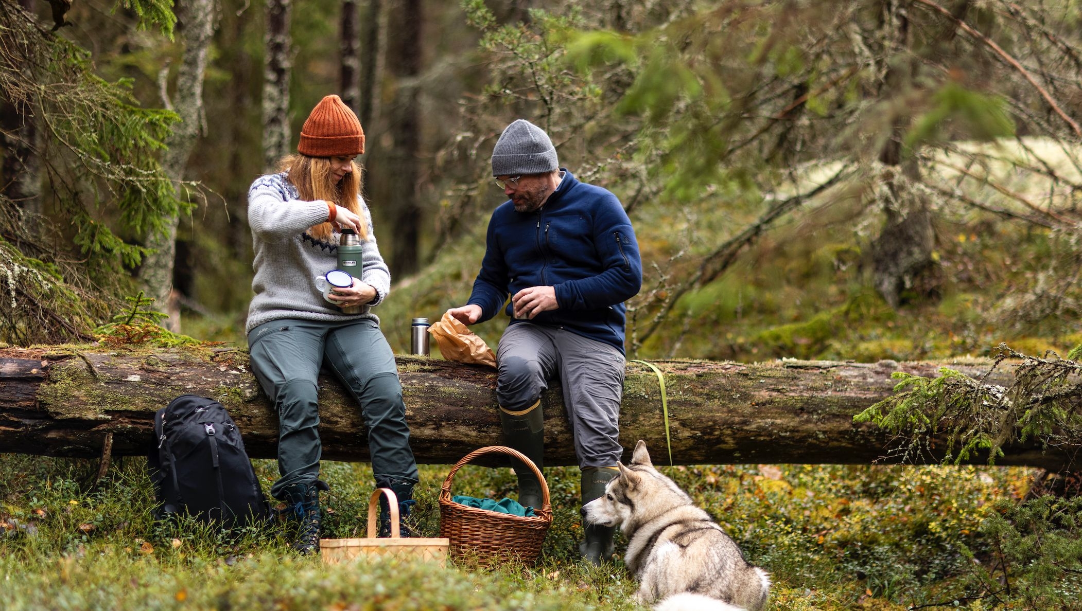 Man och kvinna på vandring med hund.