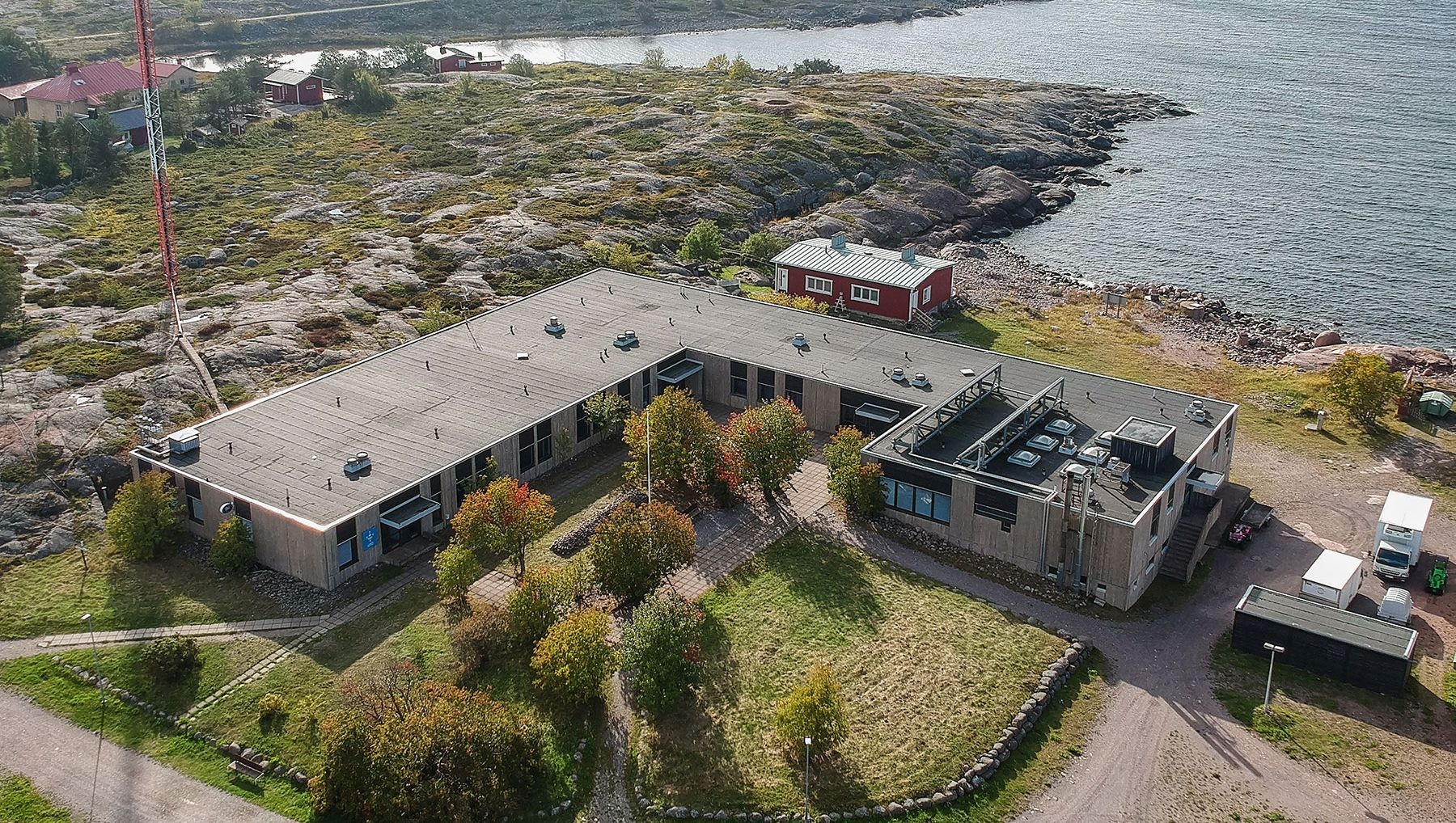 En flygbild över hotellbyggnaden Utö Havshotel.