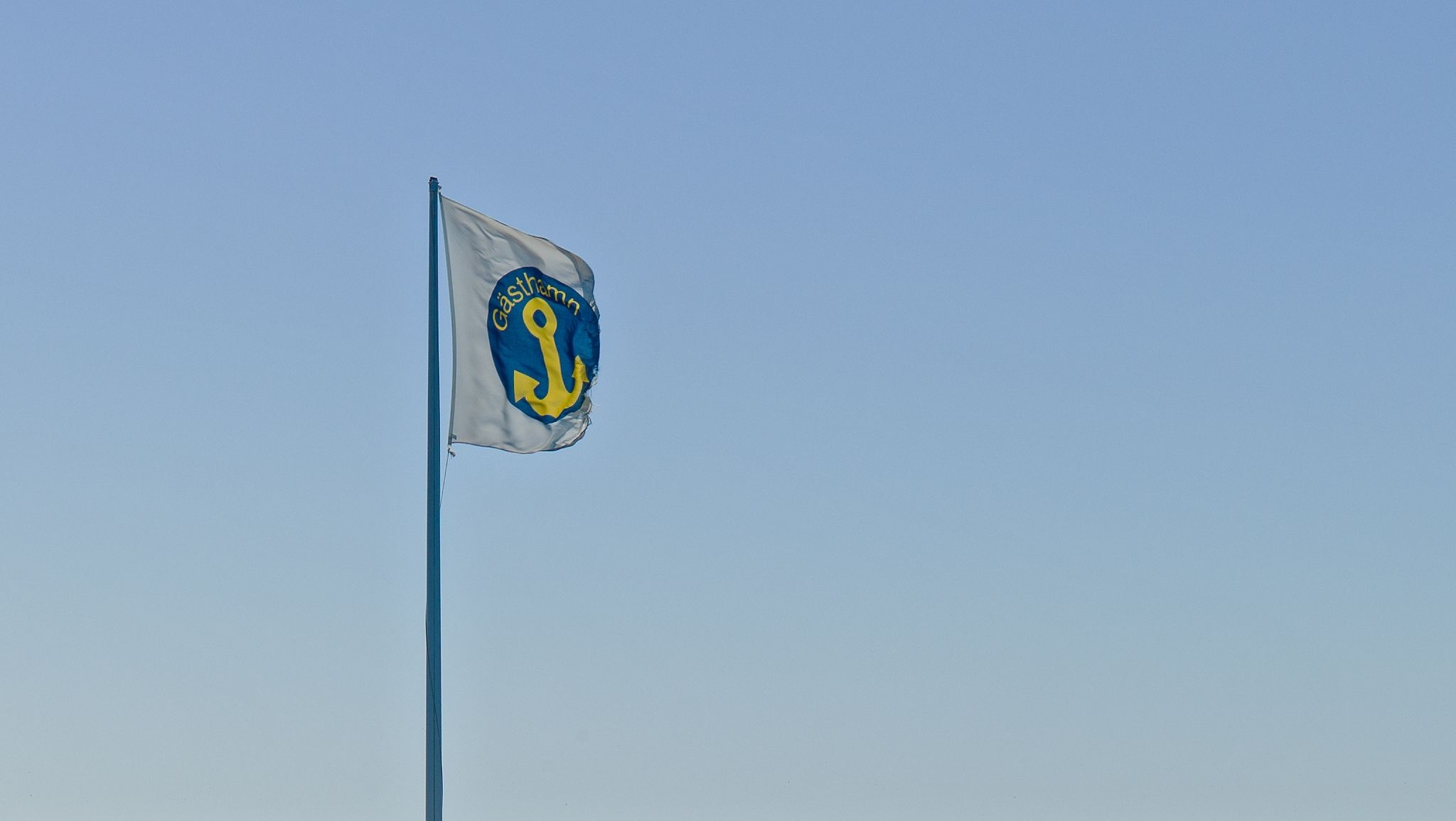 Flagga mot blå himmel