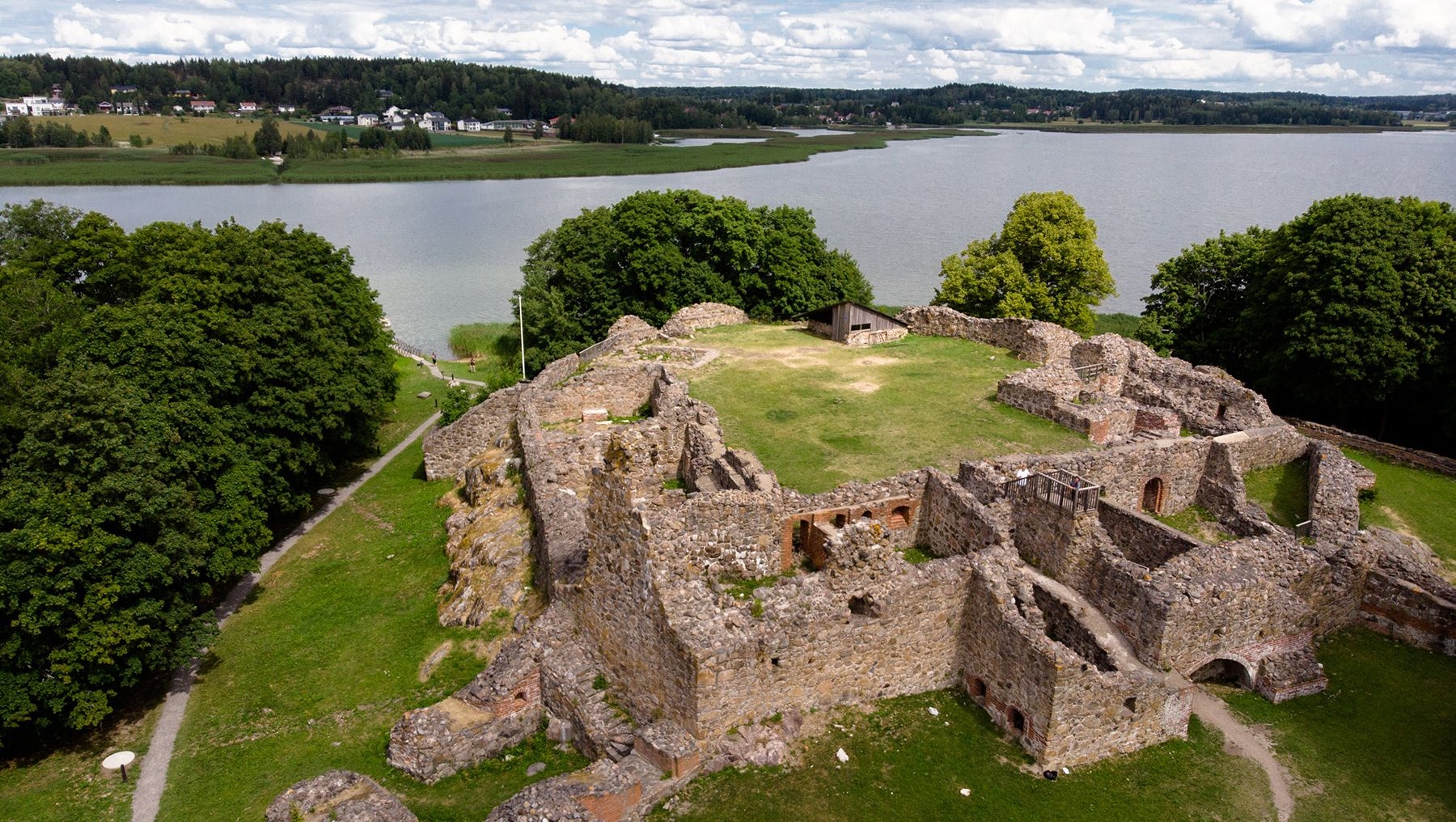 Ruinerna av Kuusisto slott vid vattnet.