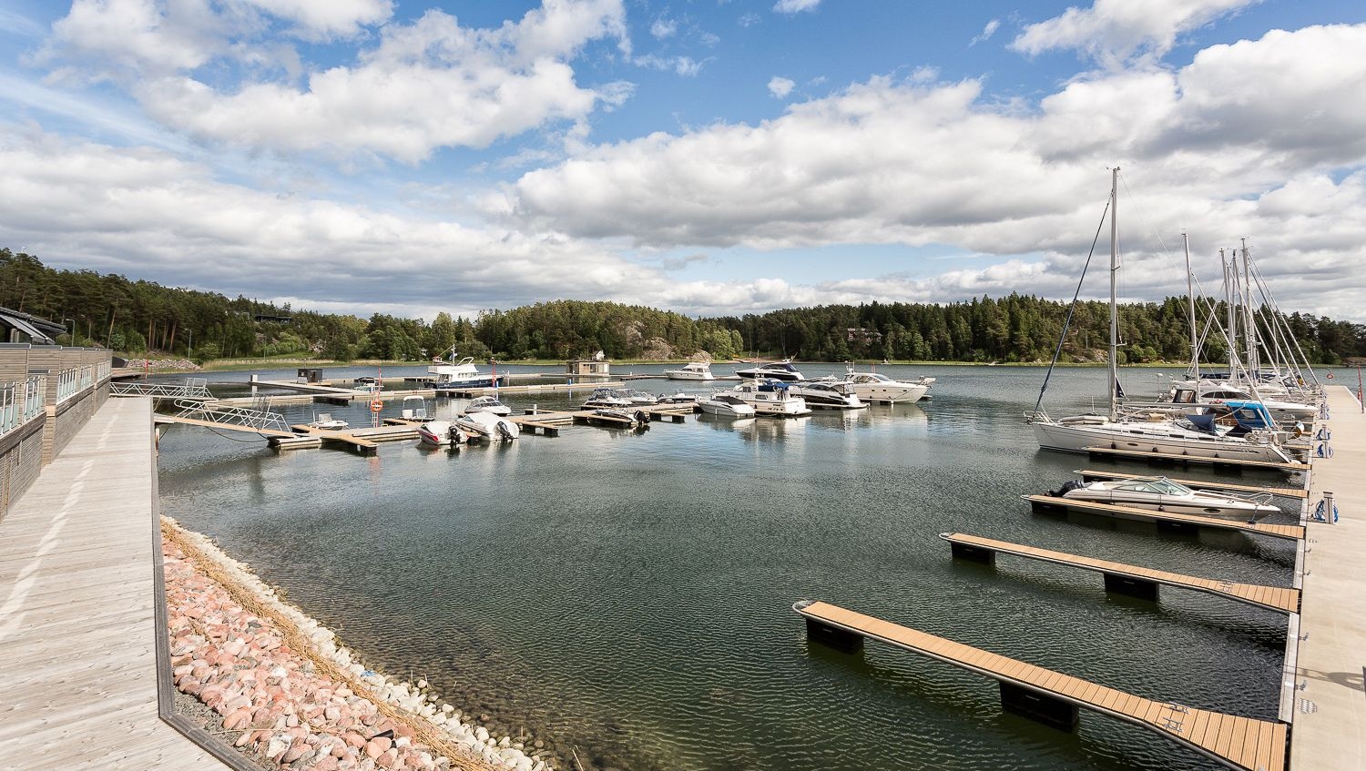 Hamnen vid Kultaranta Resort, där flera segelbåtar ligger till kaj.