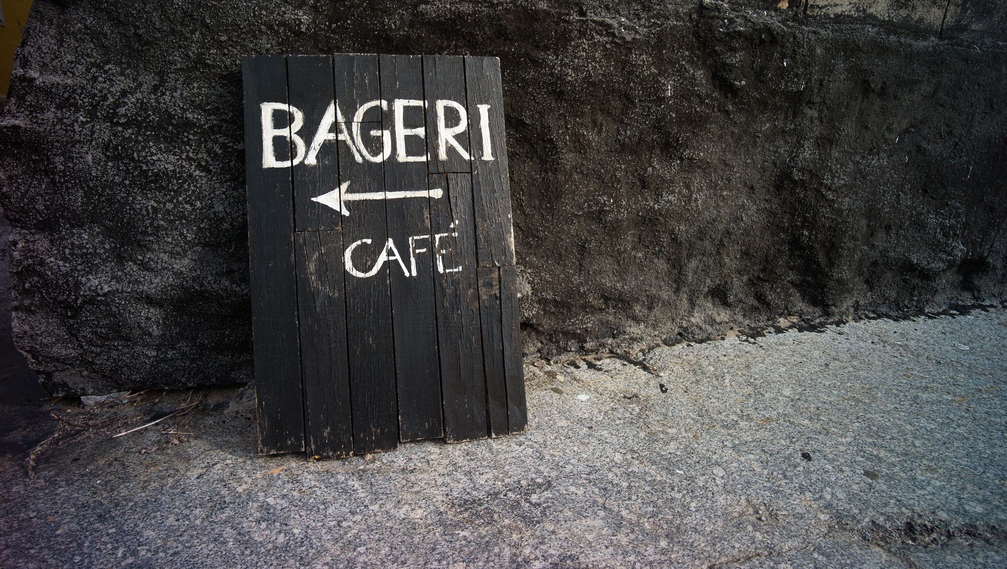 svart skylt med vit text, cafe bageri