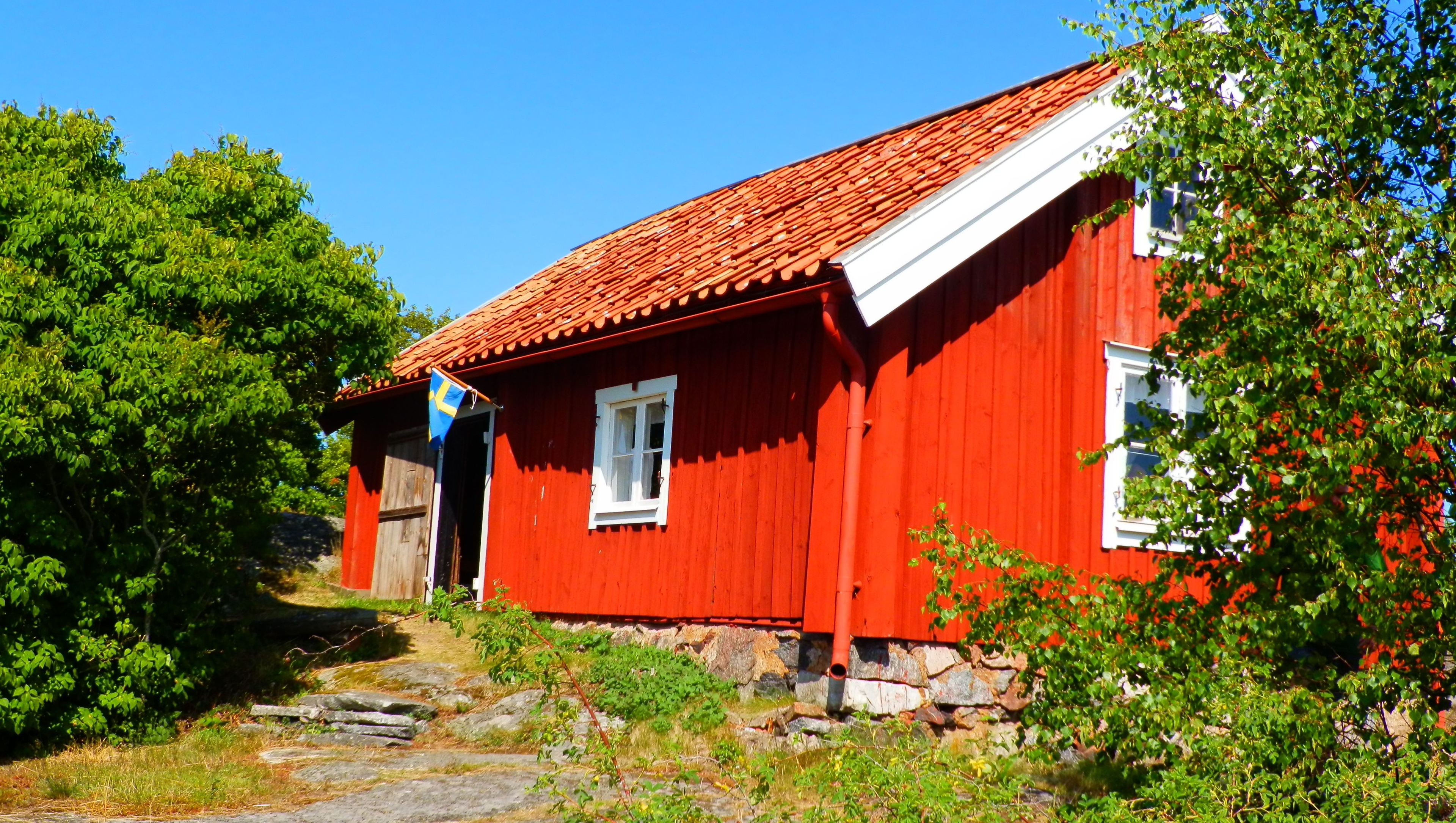 Möja hembygdsmuseum, en röd stuga med tegeltak.