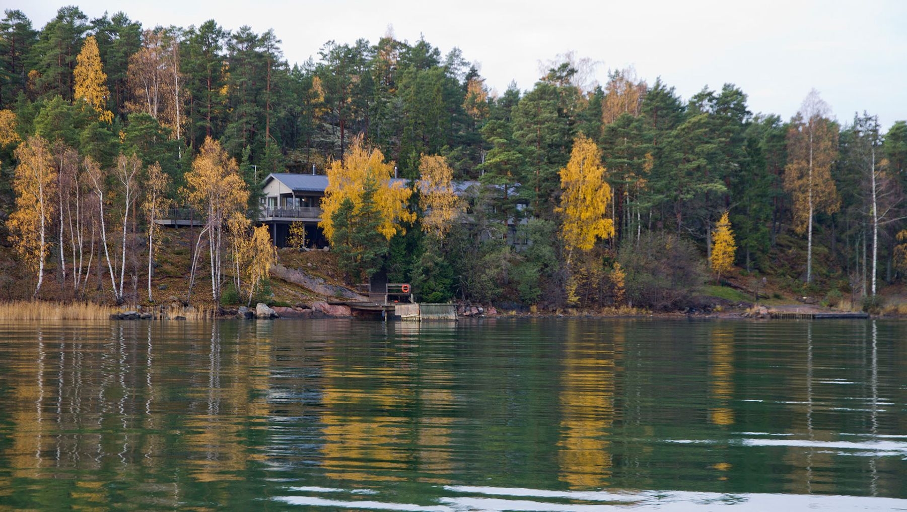 Tittar ut över vattnet, mot Äijälän Rusti en höstdag.