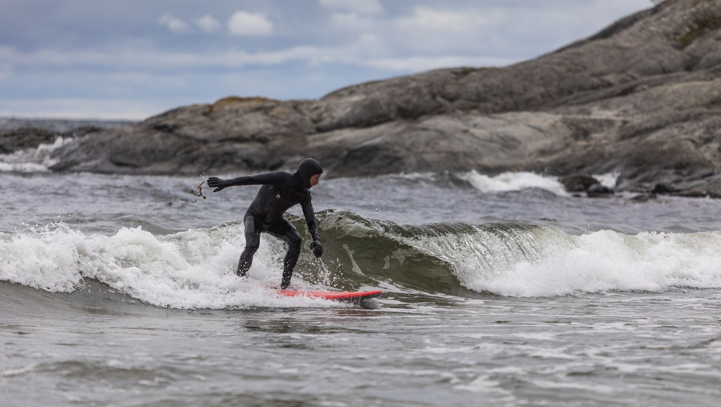 Surfare på ett vågigt hav vid Nåttarö. Foto:  Henrik Trygg