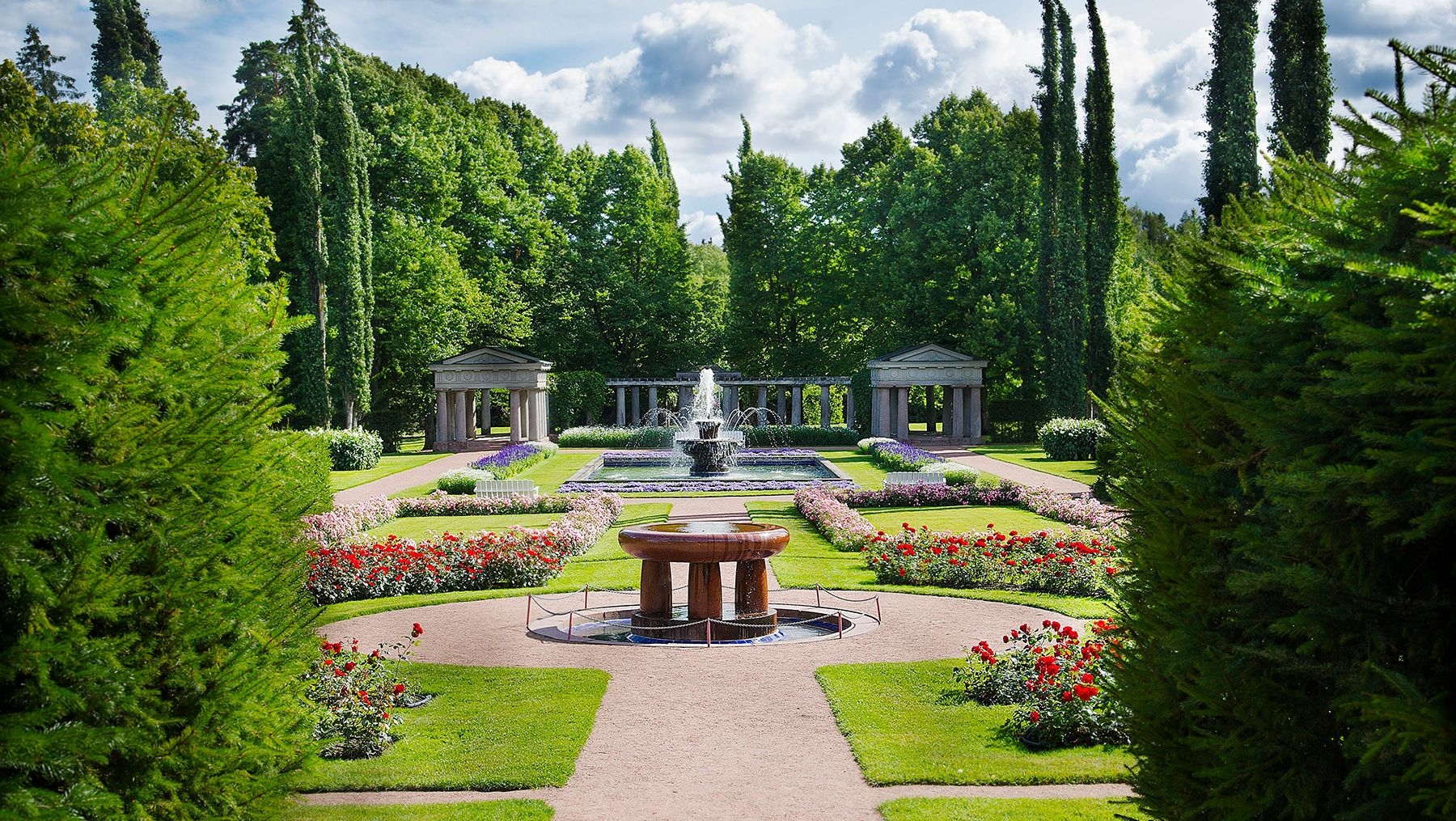 De grönskande trädgårdarna vid Kultaranta, presidentens sommarresidens.