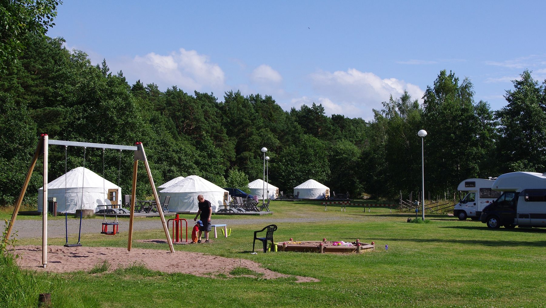 De gröna campingplatserna prickade med jurtor och husbilar vid Lootholma.