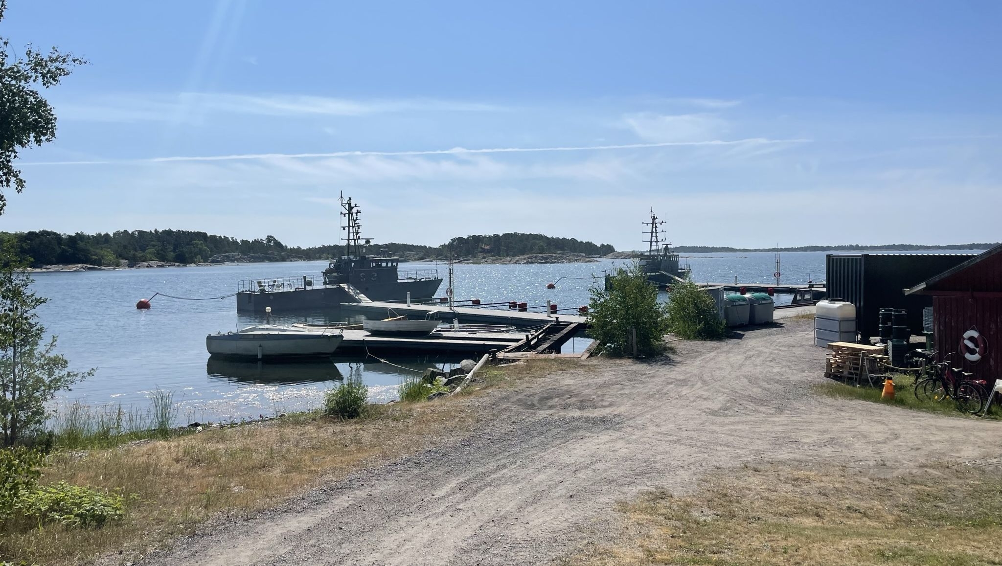 Båtar som ligger vid flytbryggor vid Idöborgs gästhamn.