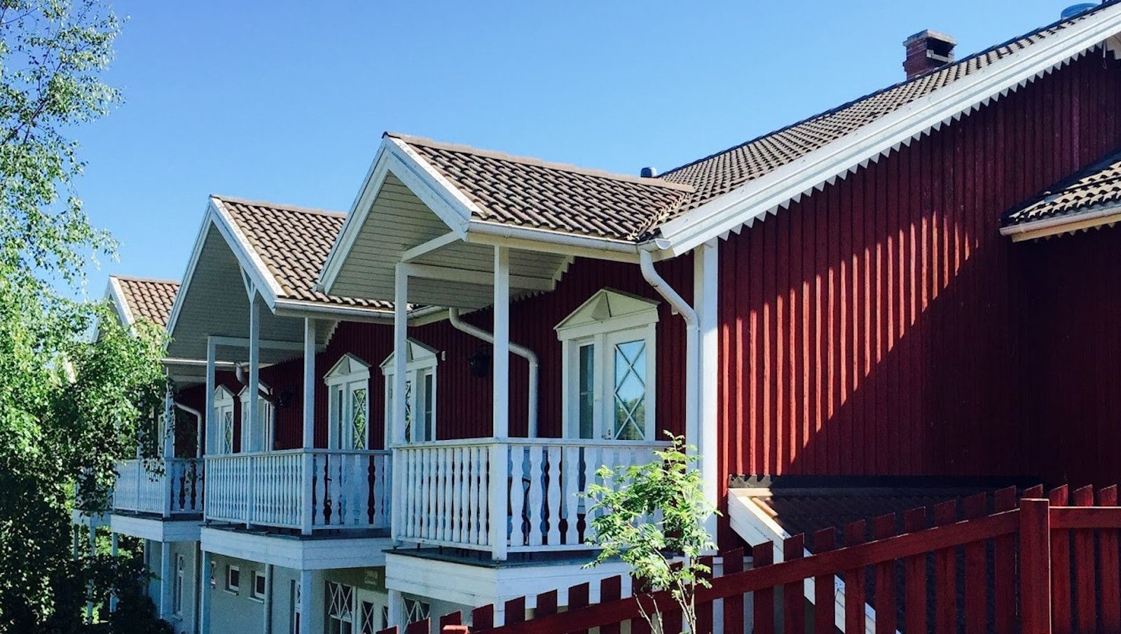 En rad röda trästugor på Archipelago Hotel Vaihela.