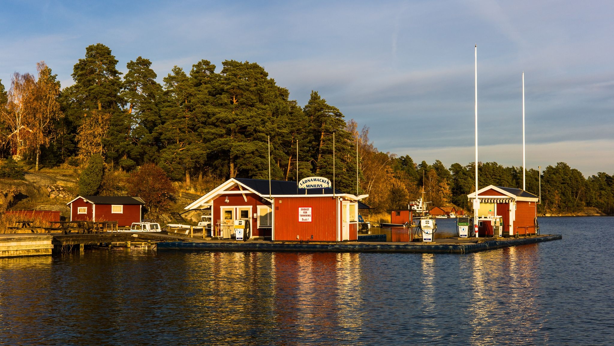 Sjömack kring röda hus