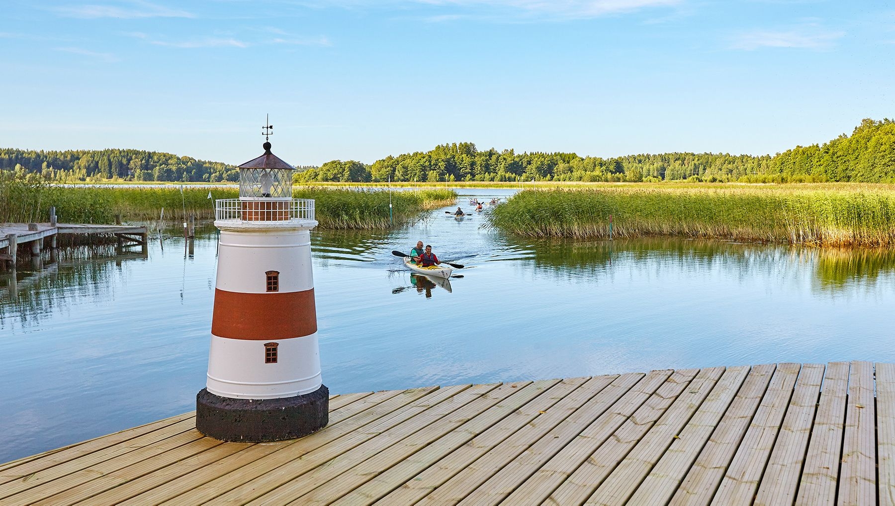 Gäster vid Tammiluoto Vingård kajaker mot bryggan.