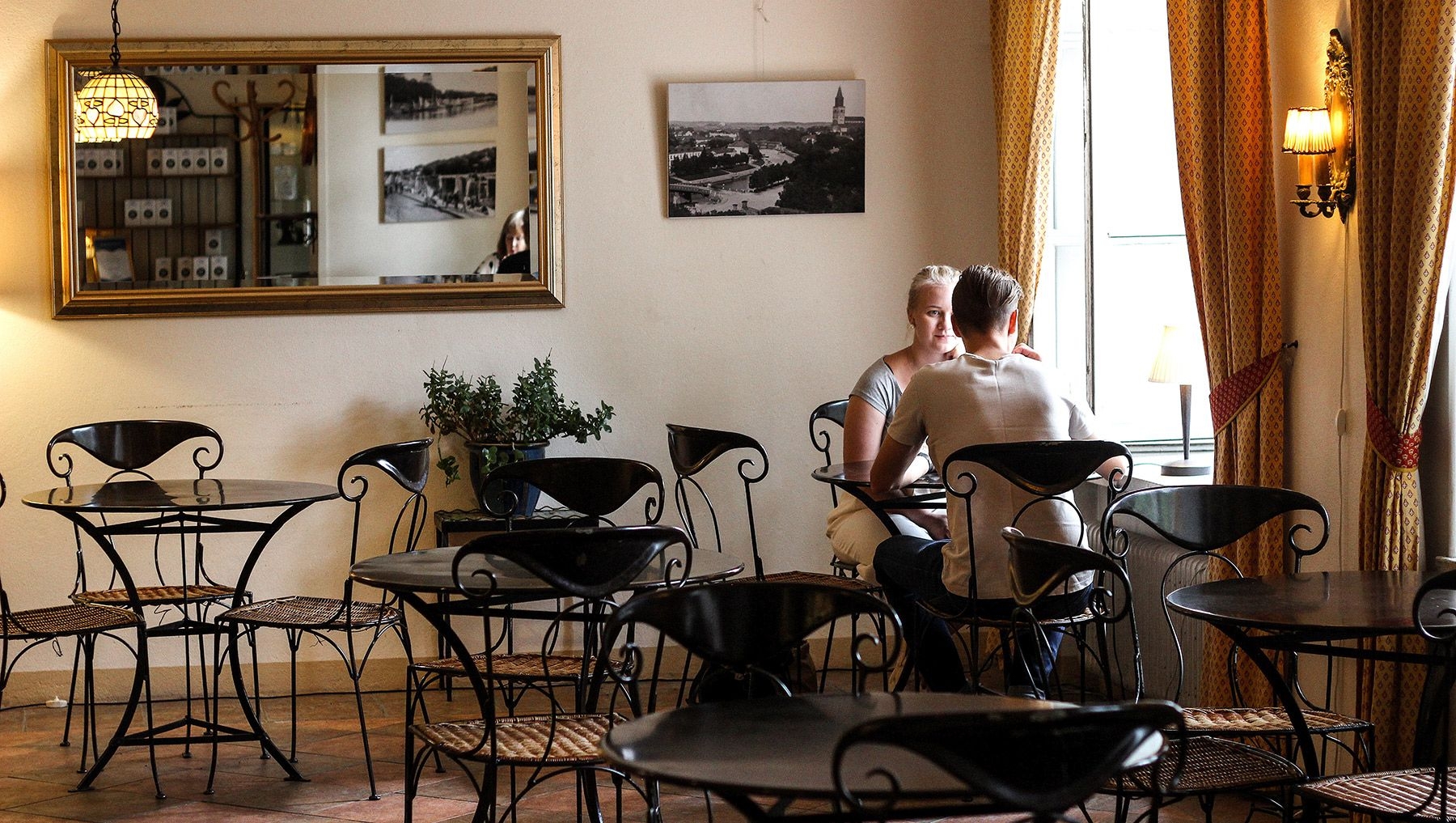 Cafe Artissa näyttää siltä kuin olisi Pariisissa. Viihtyisän pöydän ääreen on mukava istahtaa korvapuustille ja Turun Kahvipaahtimon kahville.