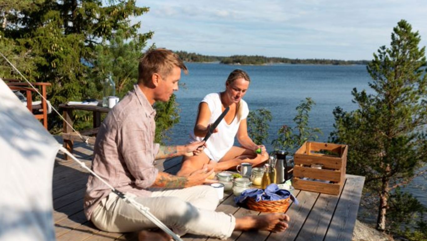 Glamping utanför tältet ett par.