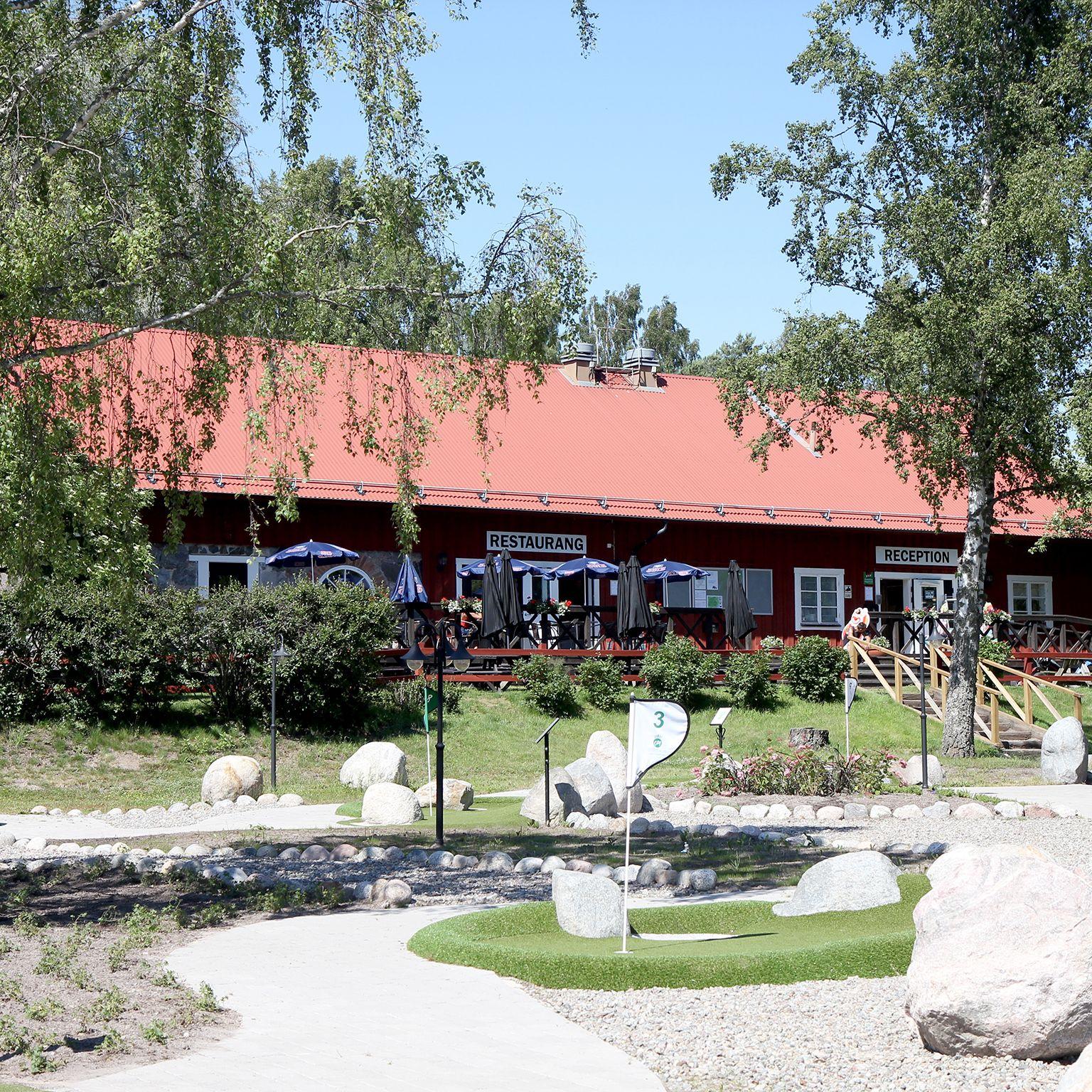 Gålö havsbads restaurang, ett brunt hus i vacker miljö.