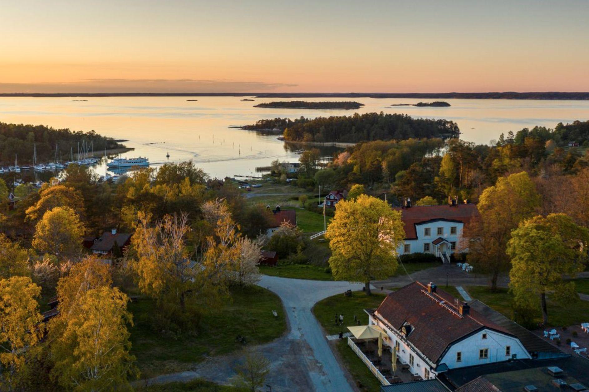 Utö i Stockholms skärgård ovanifrån i solnedgång.