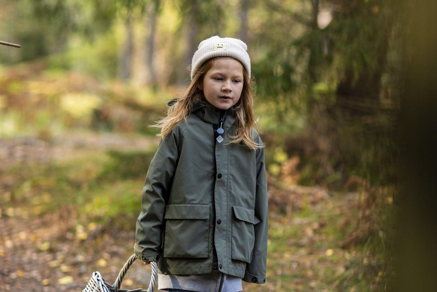 En flicka går i skogen en höstdag på Nämdö. Foto:  Henrik Trygg