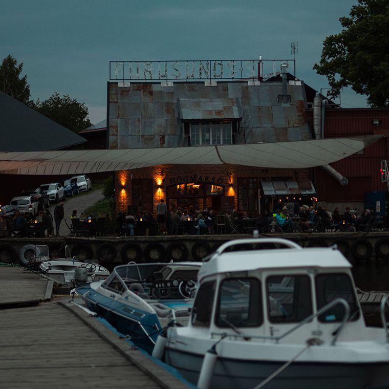 Restaurang Varvet, en matsal inrymd i en verkstadsbyggnad i tegel från sekelskiftet.