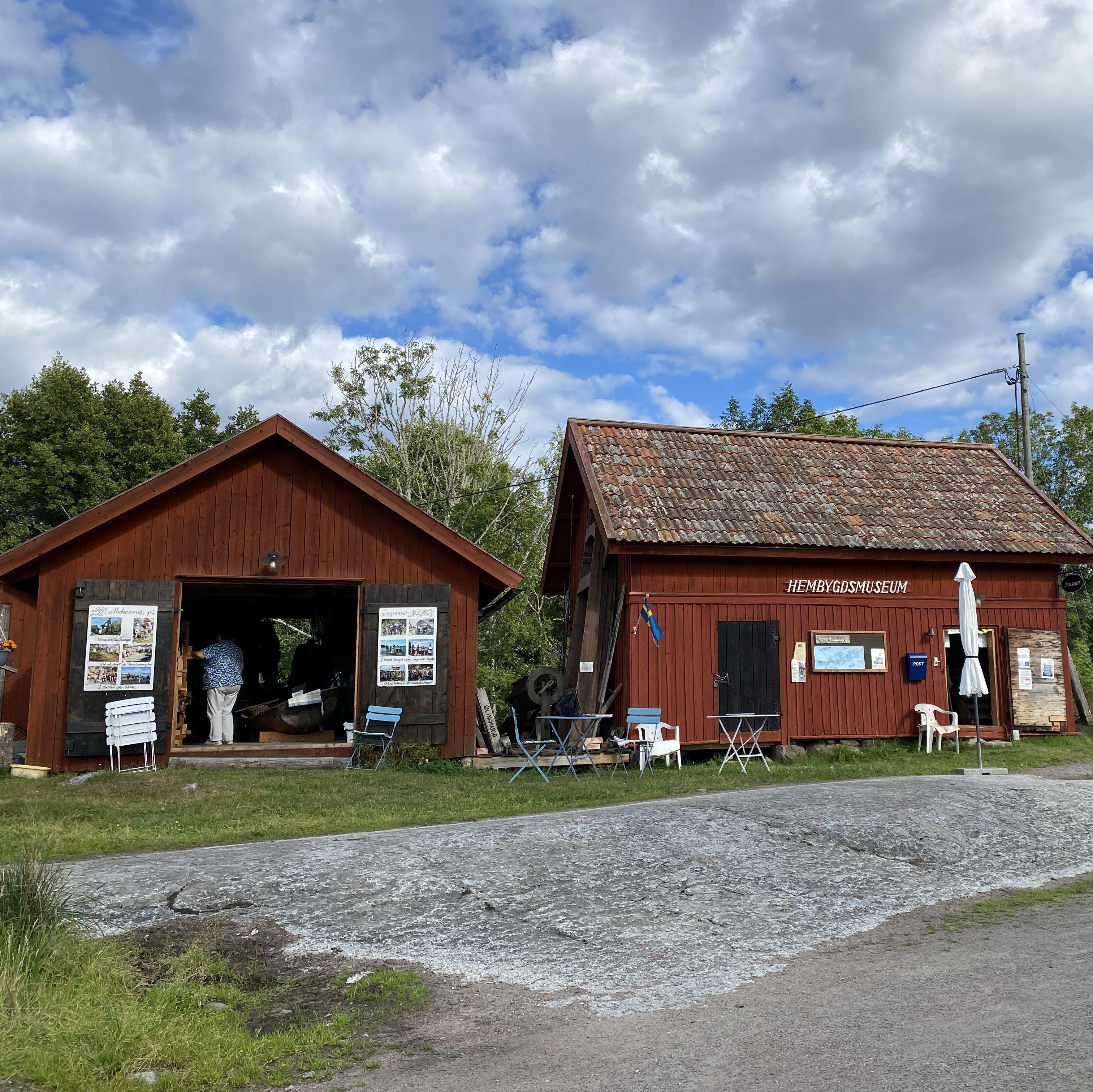 Två röda stugor som är Ingmarsö Hembygdsmuseum.