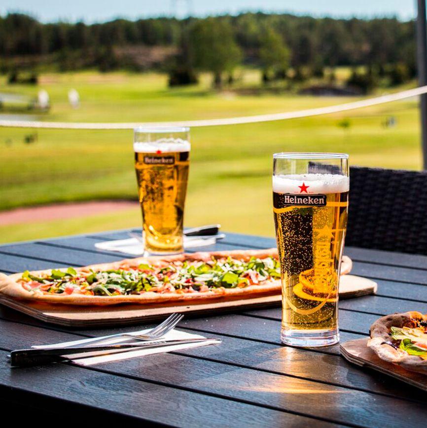 Pizzor och öl på ett bord på en restaurang vid Kultaranta.