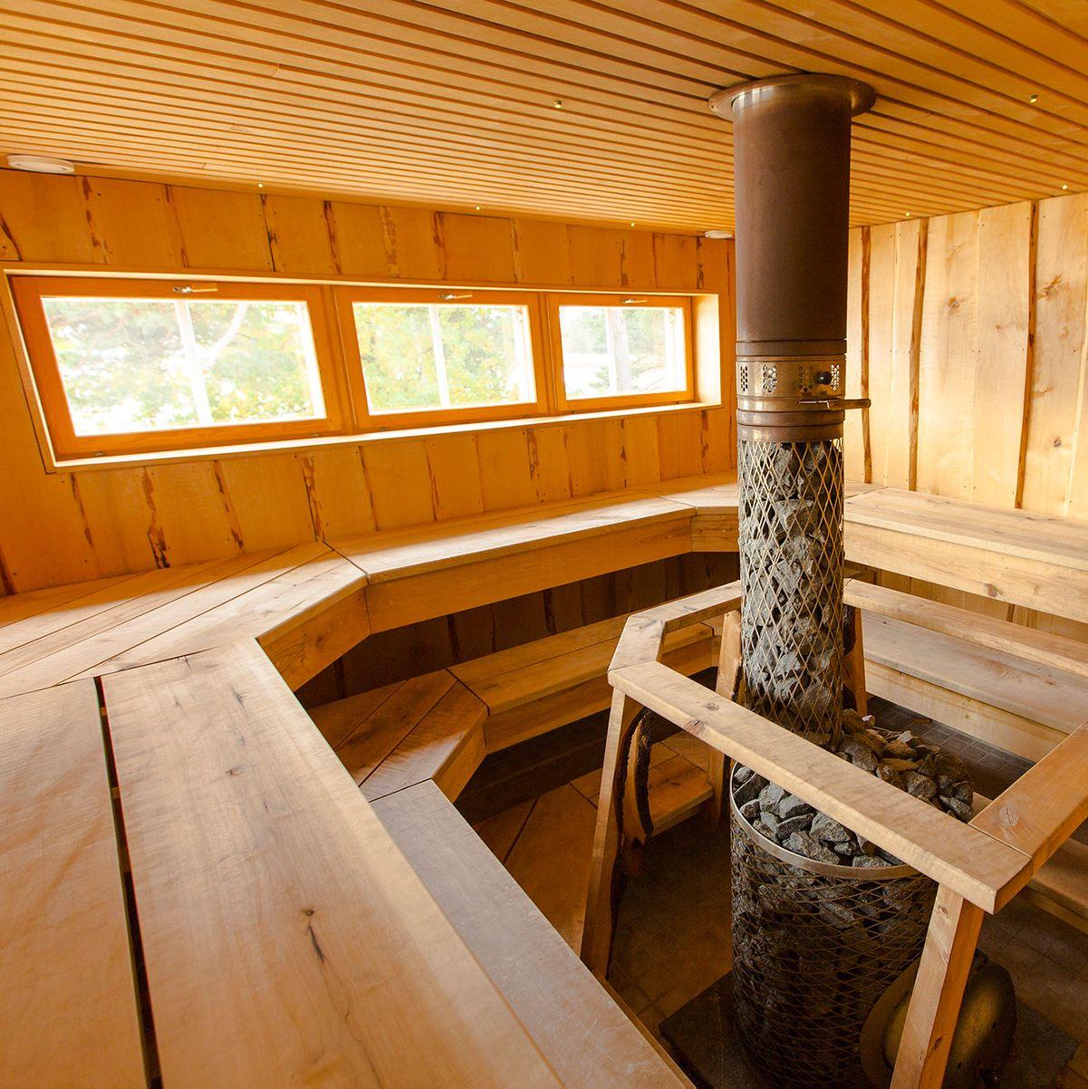Villa Wolaxin sauna, jossa on kolme ikkunaa ja puinen penkki.