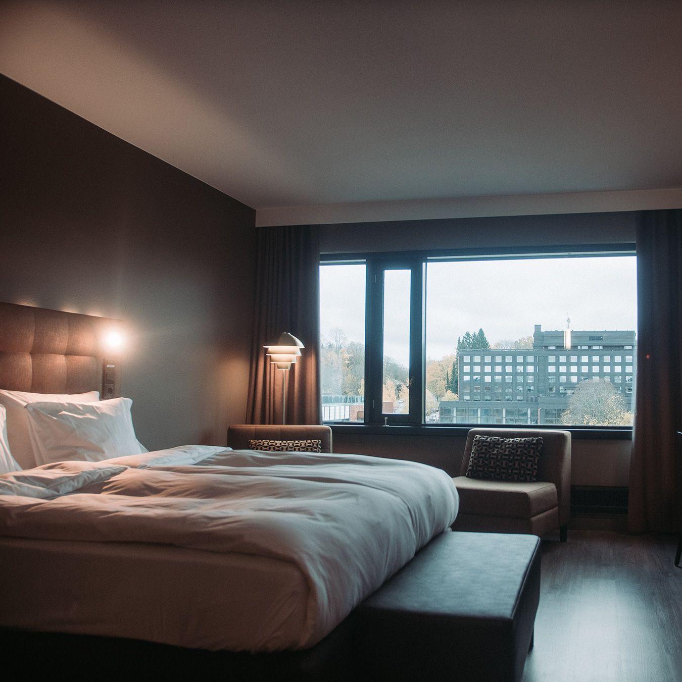 Ett elegant rum på Radisson Blu i Åbo, med en bekväm säng.