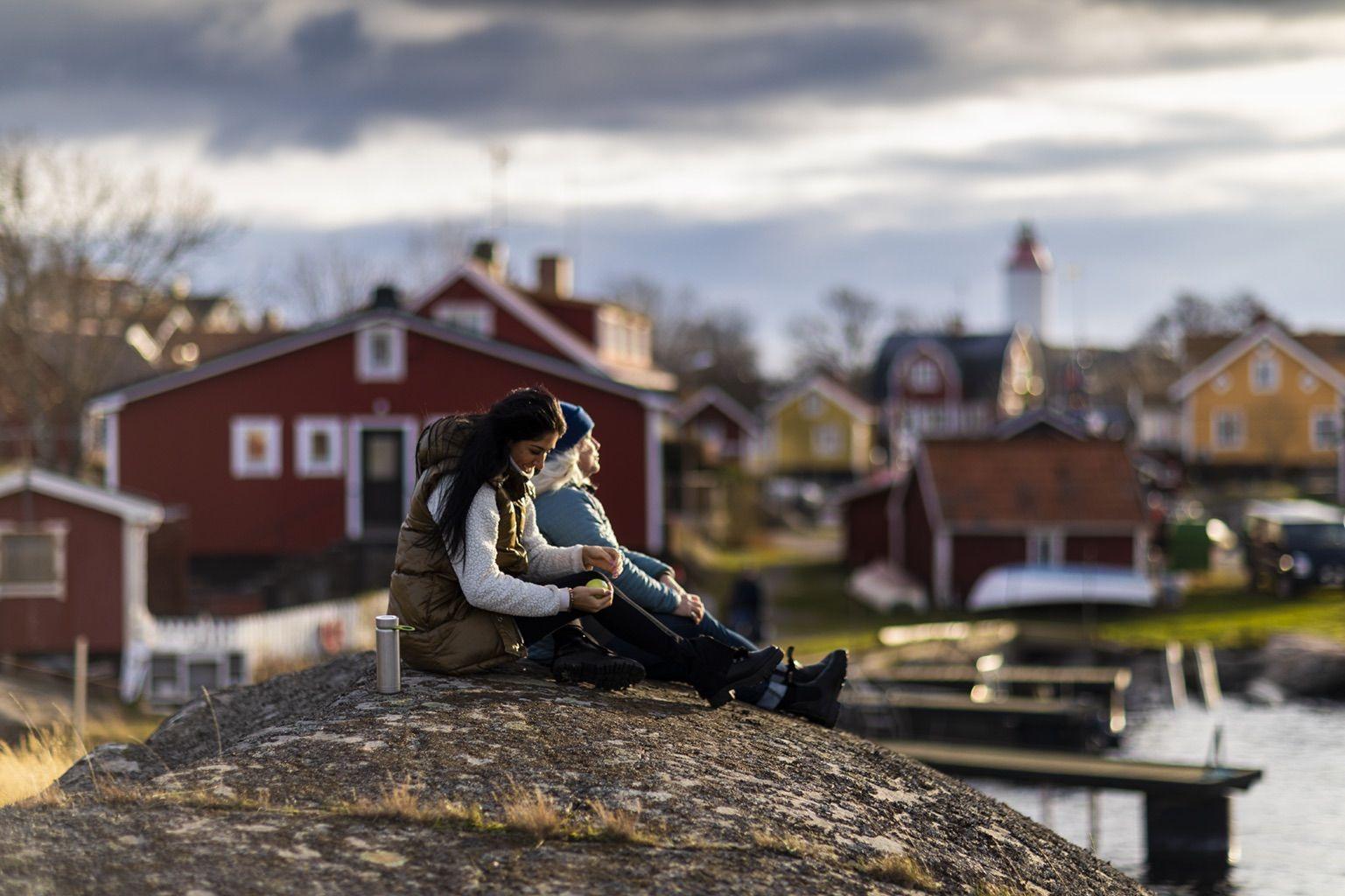 Två kvinnor på en klippa i Landsort. Foto:  Henrik Trygg