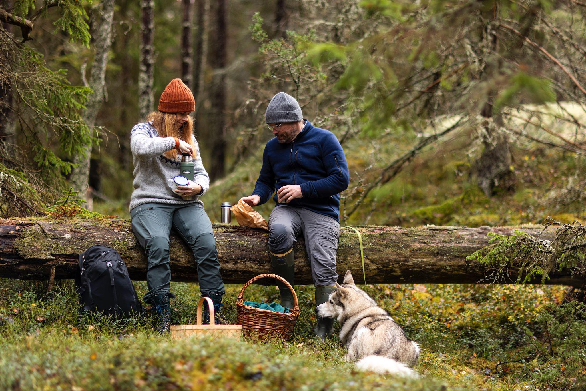 Man och kvinna på vandring med hund.