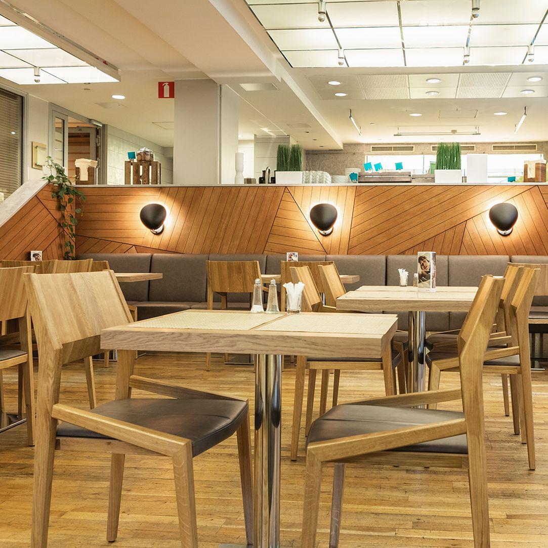 Interiören i Bryggmans Restaurang & Deli, med moderna möbler i trä.
