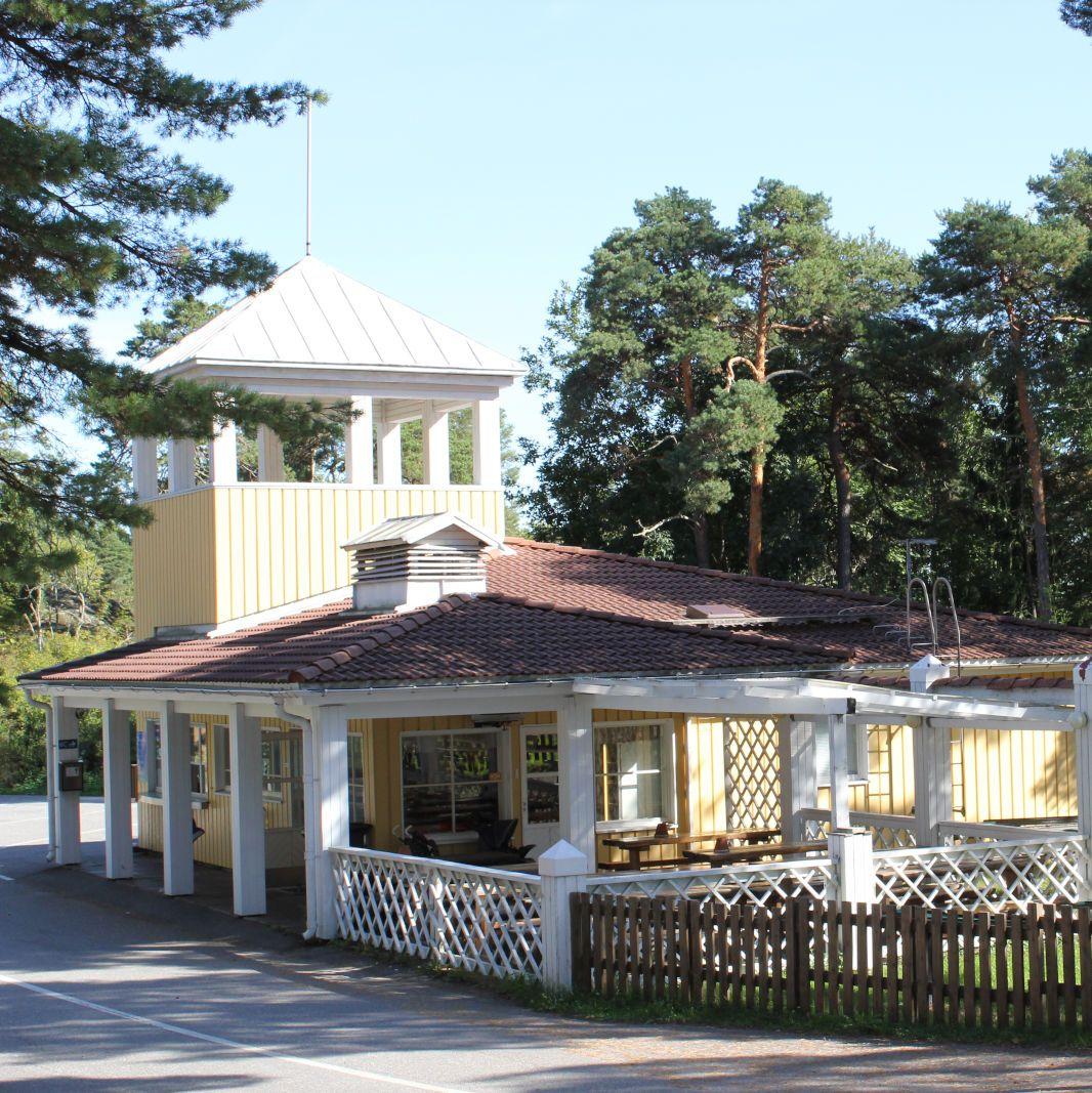 A yellow wooden building on the Naantali Camping grounds.