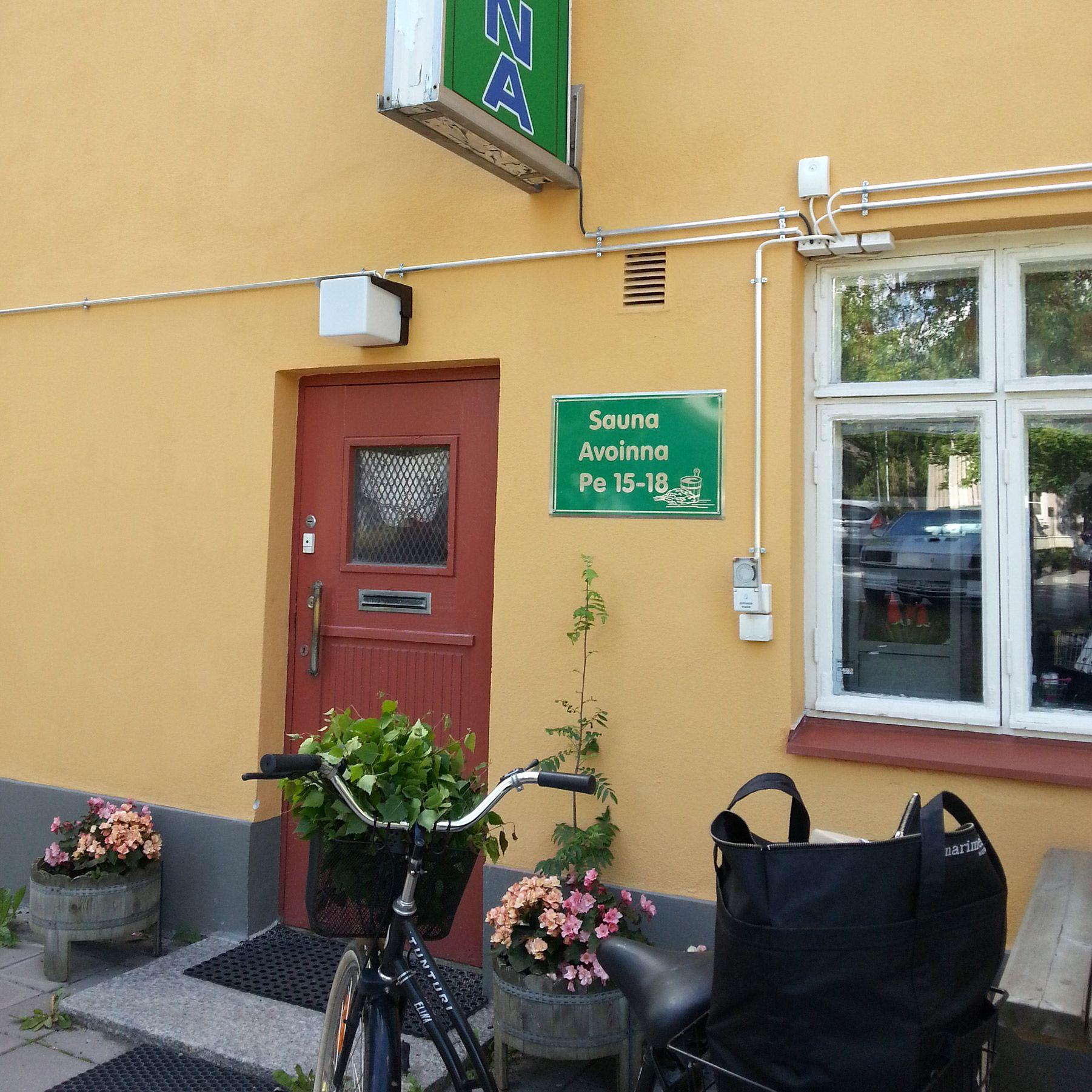 Pyörä Forum Saunan ovella.