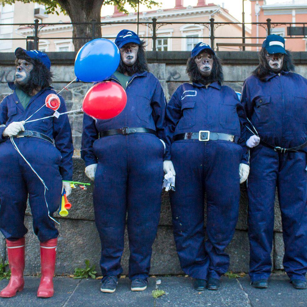 Fyra medlemmar av Aura of Puppets, iklädda blå kostymer och gorillamasker.