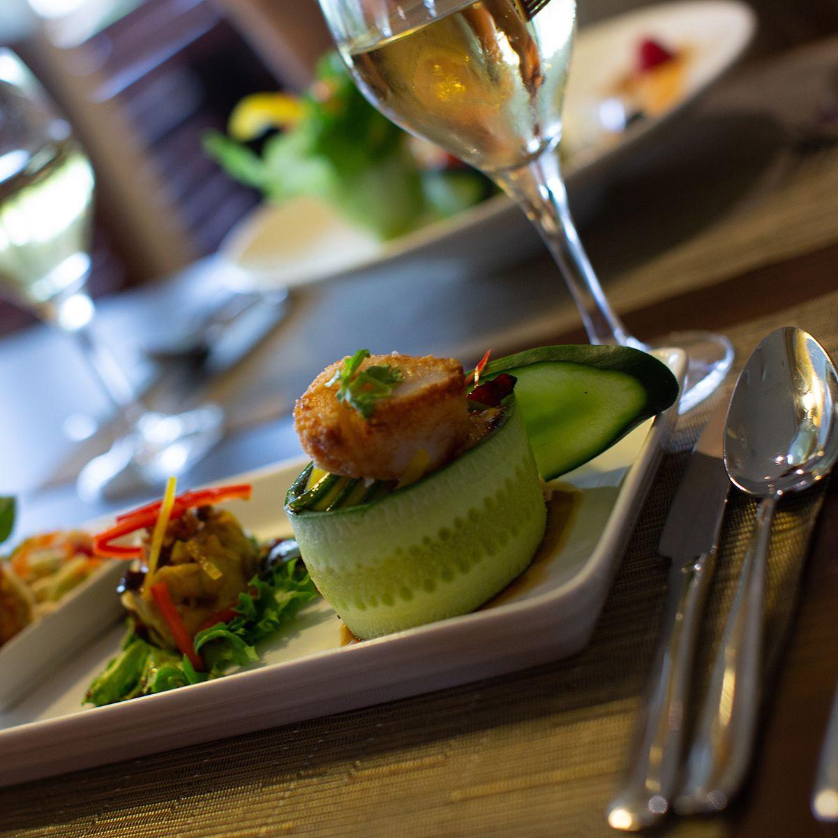 Suorakaiteen muotoisella lautasella on kolme hienostunutta alkupalaa Naantalin kylpylän ravintolassa.