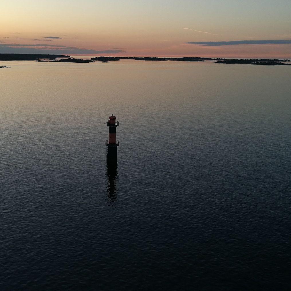 Sektoriloisto auringonlaskun aikaan Itämerellä Naantalin saaristossa.