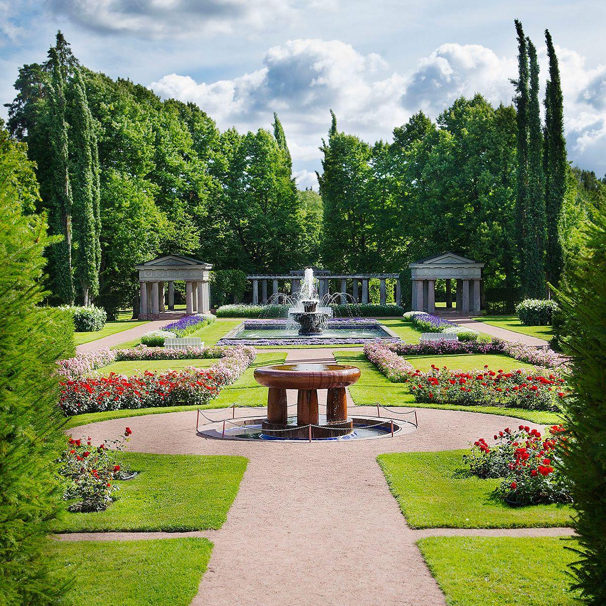 Vehreä puutarha tasavallan presidentin kesäasunnolla Kultarannassa.