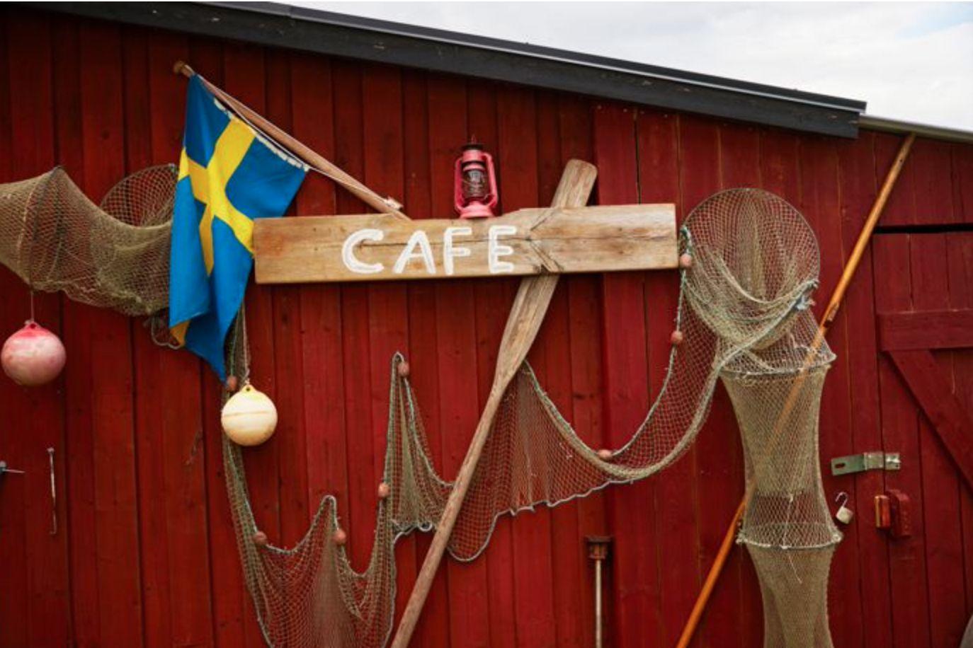 Skylt med nät på en vägg café.