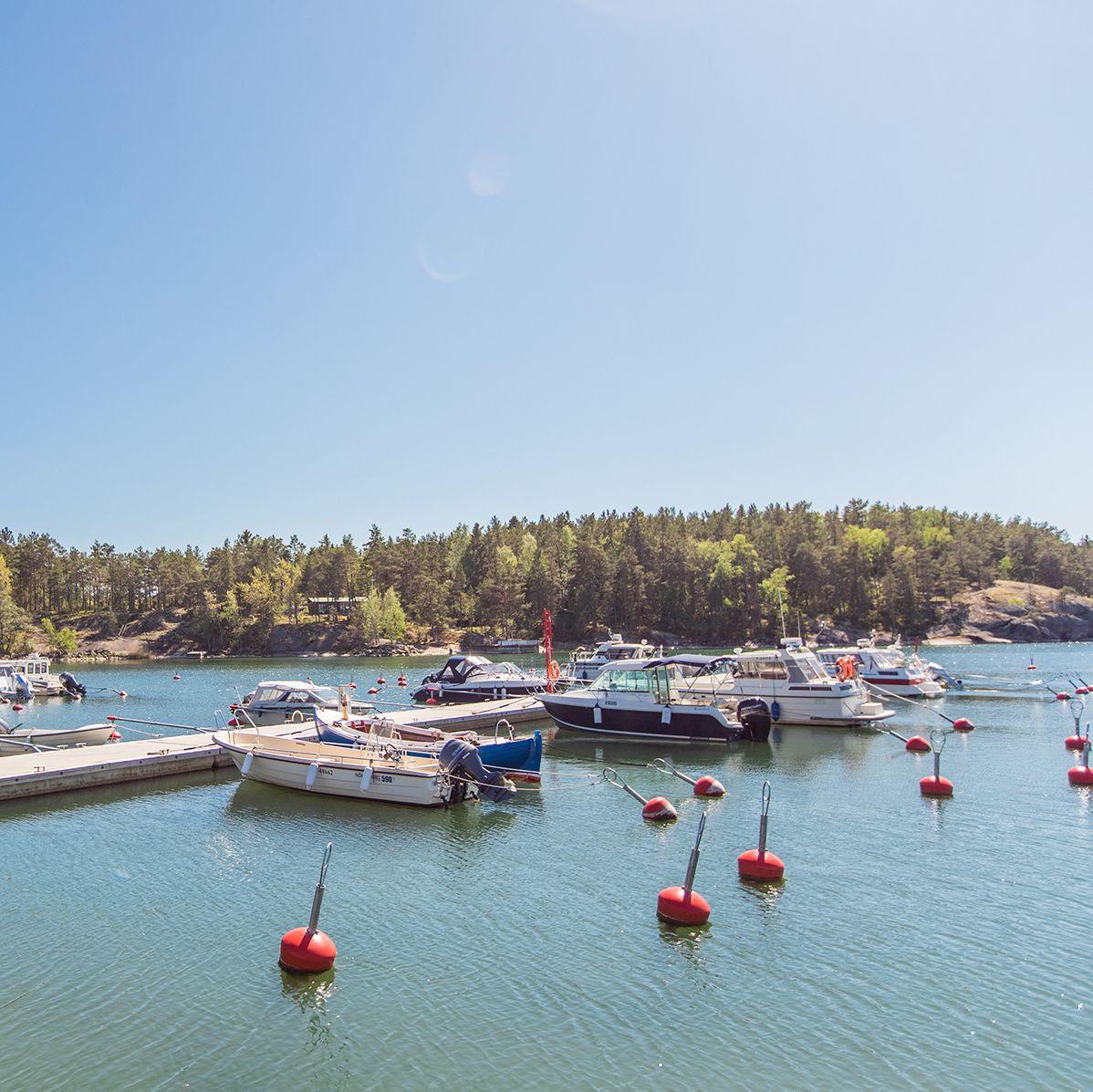 Veneitä poijukiinnityksessä Korppoon satamassa aurinkoisena kesäpäivänä.
