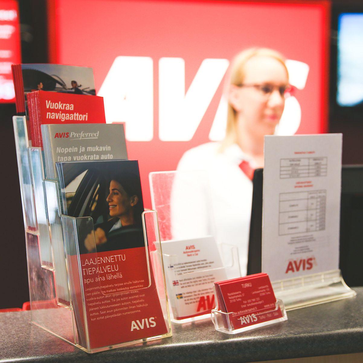 En säljare bakom AVIS-disken där en mängd olika broschyrer har placerats ut.