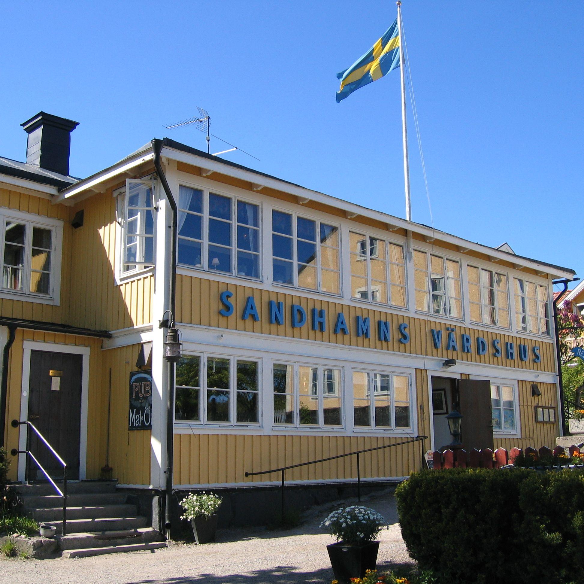 Sandhamns värdshus, ett gult hus i äldre stil.