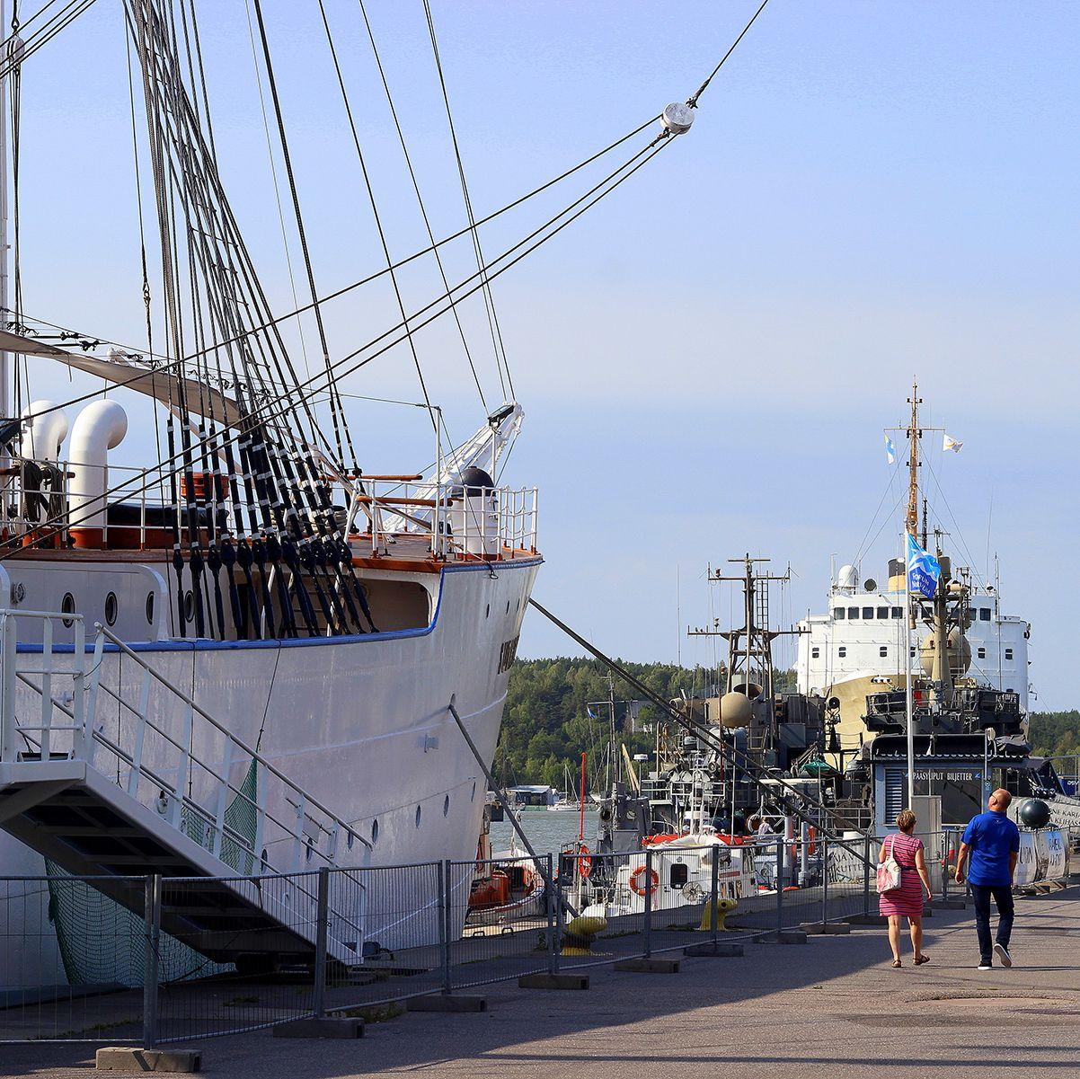 Vierailijat kävelevät Forum Marinumin museolaivojen edustalla Aurajoen rannalla.