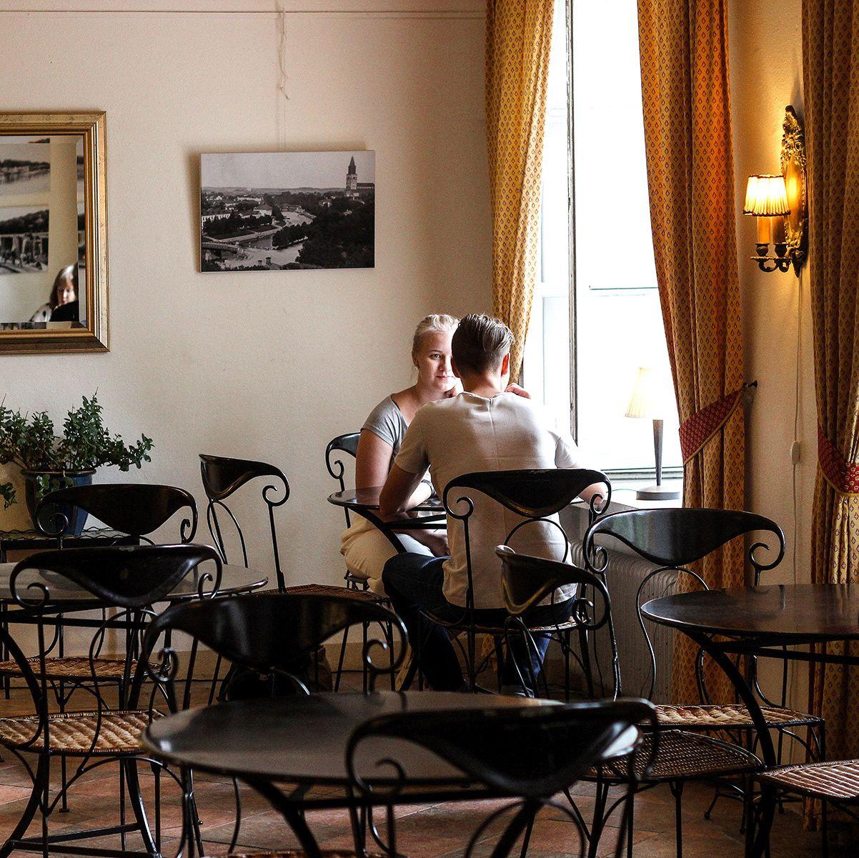 Den eleganta interiören på Cafe Art, med bord och stolar i fransk stil.