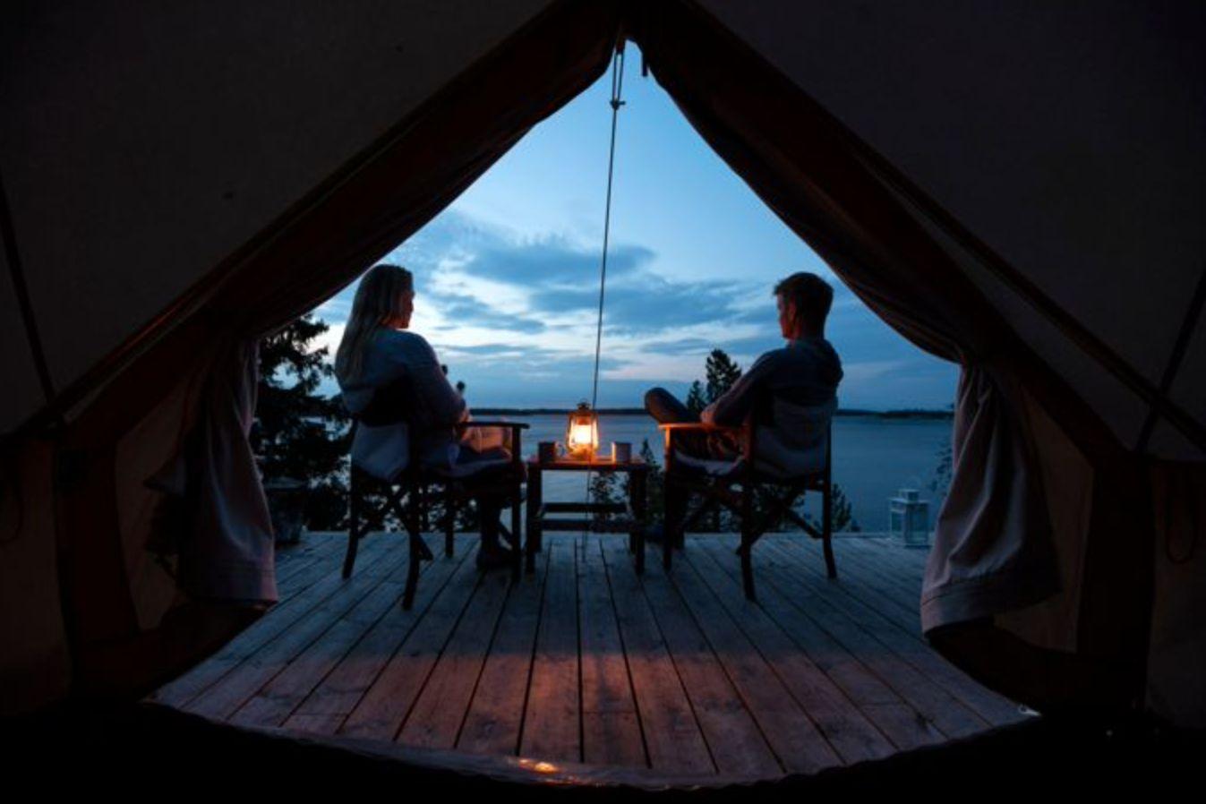 Glamping i kvällssolen vid tältet.