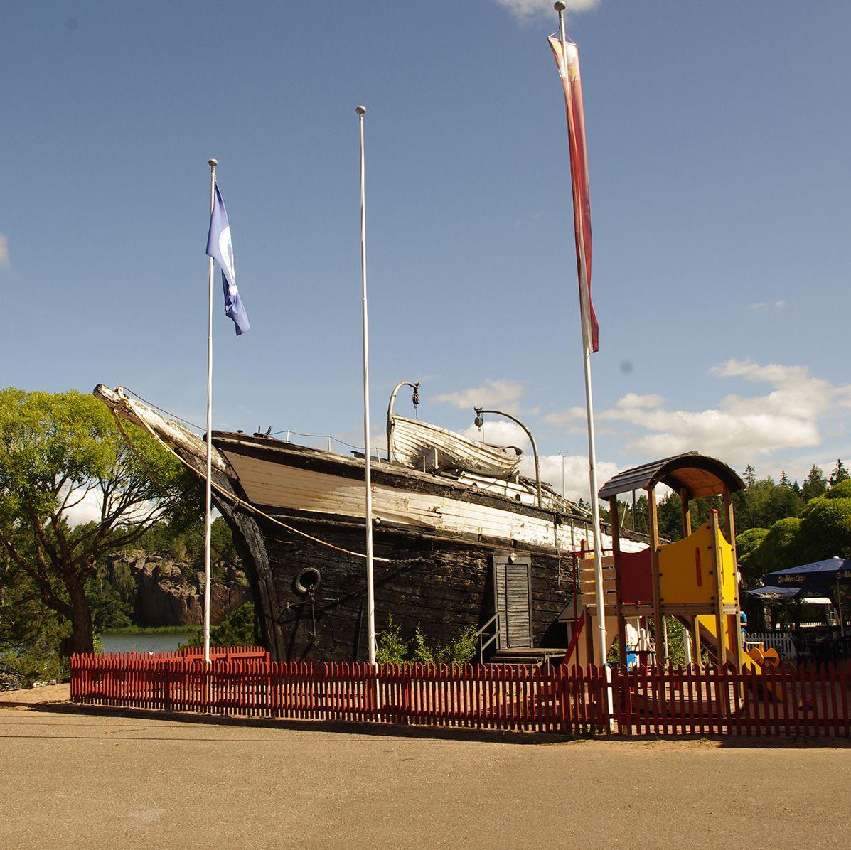 Restaurangen på Lootholma, inne i en förtöjd segelbåt.