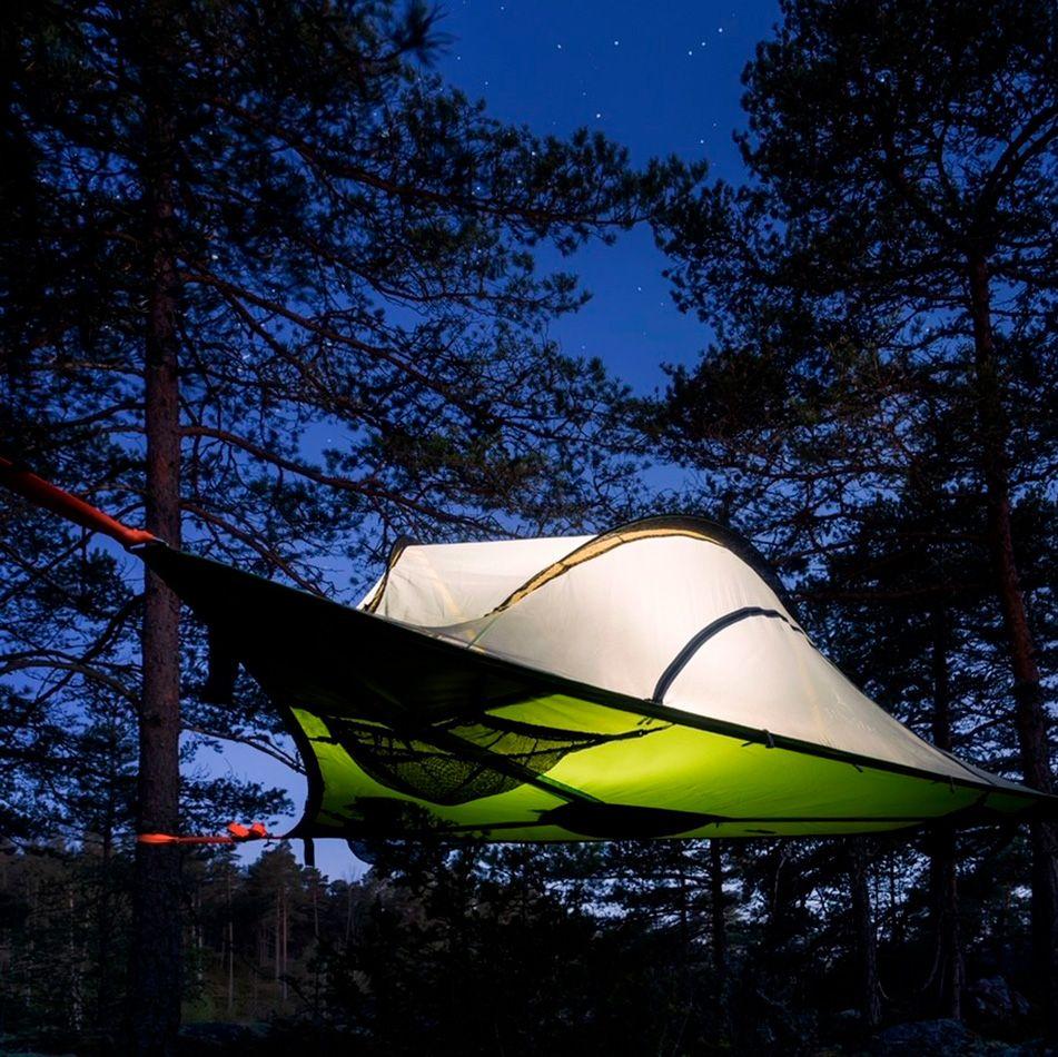 Tentsile-teltta puussa Tackork Gård & Marinassa.