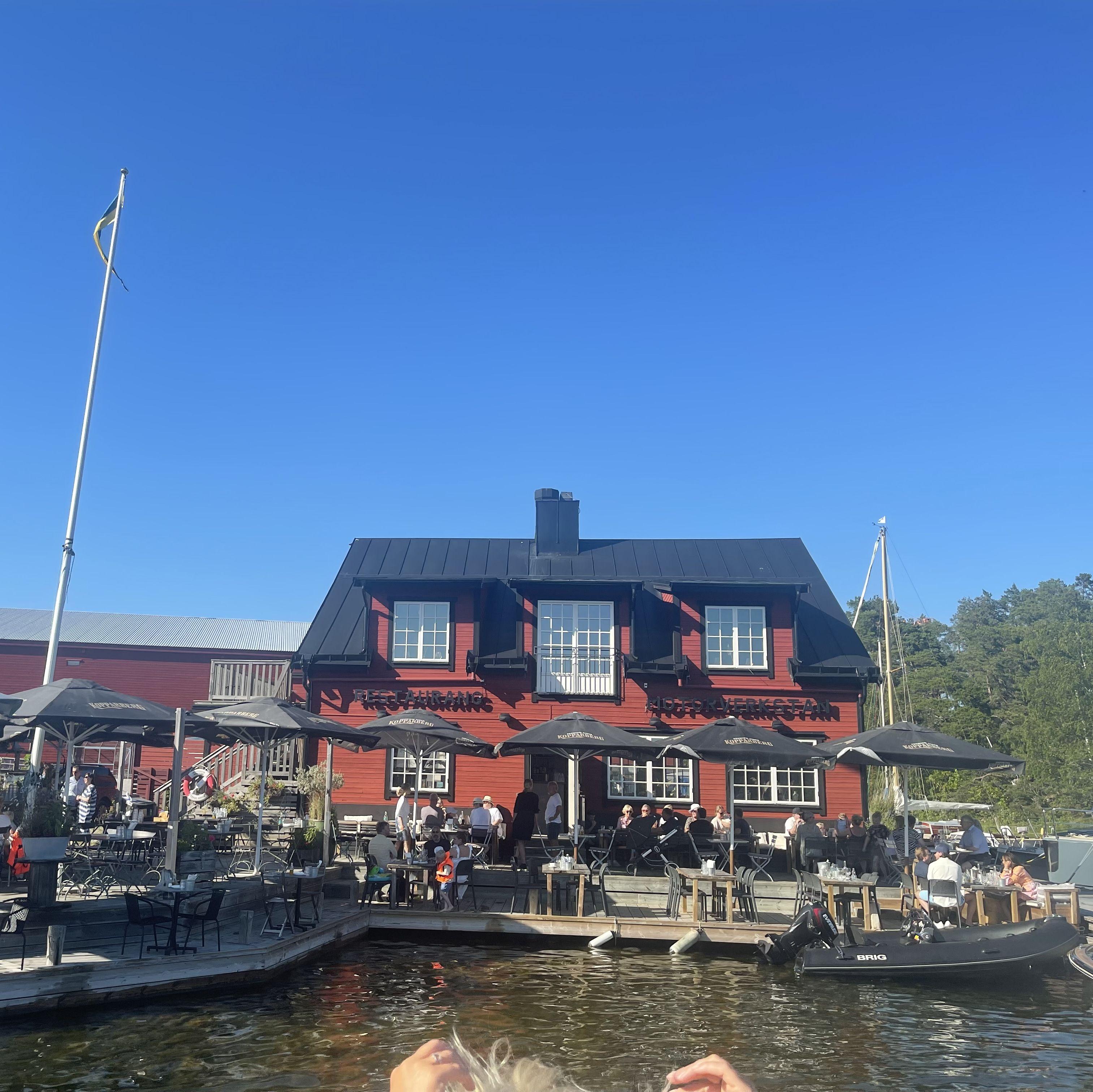 Restaurang Motorverkstadens uteservering vid vattnet.